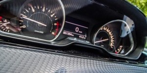 Beitragsbild des Blogbeitrags Den Blick nach oben gerichtet, statt nach vorne. Peugeot 208 