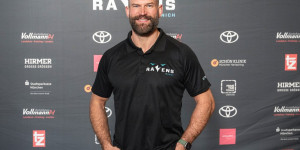 Beitragsbild des Blogbeitrags NFL Hall of Famer Joe Thomas ist bei den Munich Ravens „gelandet“
