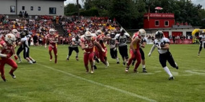 Beitragsbild des Blogbeitrags Invaders schlagen Knights hauchdünn im Rennen um die Playoffs