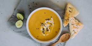 Beitragsbild des Blogbeitrags Herbstliche Linsensuppe mit Süsskartoffeln