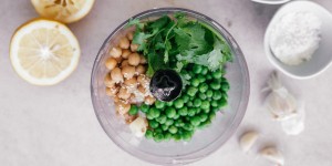 Beitragsbild des Blogbeitrags cremiger Hummus mit Erbsen