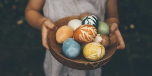 Beitragsbild des Blogbeitrags Ostereier natürlich färben