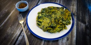 Beitragsbild des Blogbeitrags Spinat-Frittata mit scharfem Curry-Dip