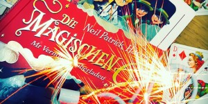 Beitragsbild des Blogbeitrags (Rezension – Werbung) Die Magischen Sechs – Mr Vernons Zauberladen von Neil Patrick Harris