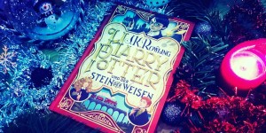 Beitragsbild des Blogbeitrags (Rezension – Werbung) Harry Potter und der Stein der Weisen – J.K. Rowling