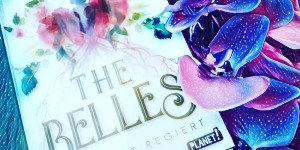 Beitragsbild des Blogbeitrags (Rezension – Werbung) The Belles 1: Schönheit regiert – Dhonielle Clayton