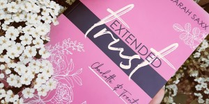 Beitragsbild des Blogbeitrags (Rezension – Werbung) Extended trust: Charlotte & Trenton von Sarah Saxx