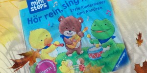 Beitragsbild des Blogbeitrags (Rezension – Werbung) Hör rein, sing mit! Erste Kinderlieder zum Anhören von Volksgut 