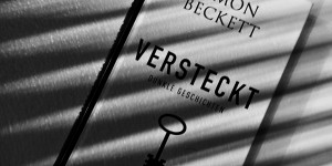 Beitragsbild des Blogbeitrags (Rezension – Werbung) Versteckt: Dunkle Geschichten von Simon Beckett 