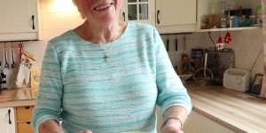 Beitragsbild des Blogbeitrags Cooking Grannies – Elisabeth kocht eine Erdäpfelsuppe 
