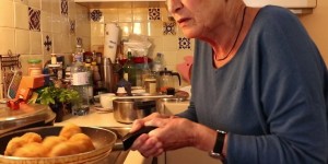 Beitragsbild des Blogbeitrags Cooking Grannies – Angelo kocht Topfengriesknödel 