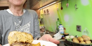 Beitragsbild des Blogbeitrags Cooking Grannies – Eva kocht ein gefülltes Brathuhn 