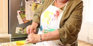 Beitragsbild des Blogbeitrags Cooking Grannies – Gebackene Leberknödel von Oma Gundula