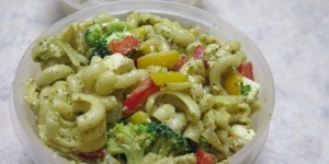 Beitragsbild des Blogbeitrags Gemüsenudeln mit Pesto und Feta