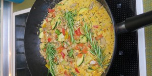 Beitragsbild des Blogbeitrags Mediterrane Gemüsepfanne mit Hähnchen