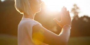 Beitragsbild des Blogbeitrags In 10 Schritten von Tadasana zu Samasthiti – Artikelserie Yoga Asanas