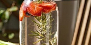 Beitragsbild des Blogbeitrags Cool Down! 3 gesunde Sommer-Drinks (mit Gewinnspiel)