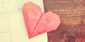 Beitragsbild des Blogbeitrags Online-Yogastudios: Yoga fürs eigene Wohnzimmer
