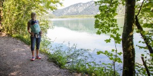 Beitragsbild des Blogbeitrags Babys tragen: Unsere Erfahrung mit Tragetuch und flexibler Tragehilfe