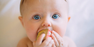 Beitragsbild des Blogbeitrags Hilfe, Babys erster Zahn 