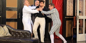 Beitragsbild des Blogbeitrags Wachaufestspiele Weißenkirchen: Drei Tenöre, viele Türen und ein Teddybär