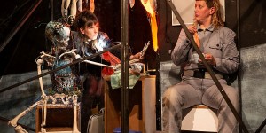 Beitragsbild des Blogbeitrags „Die Wolfsfrau“ im Theater Drachengasse: Bildstarke Begegnung in den Untiefen des Ozeans