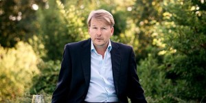 Beitragsbild des Blogbeitrags Von fliegenden Fischen und polierten Fassaden: Serge Falcks Kabarett-Solo „Am Beckenrand“