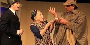 Beitragsbild des Blogbeitrags Theater Center Forum: Ein fehlender Knopf, zwei Leichen und viele Verdächtige