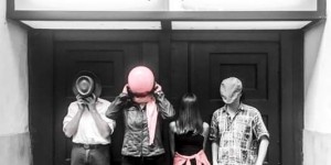 Beitragsbild des Blogbeitrags Impro-Ensemble Peekaboo in der TheaterArche: Von Mafiosi, alten Tauben und Bad-Hair-Tagen