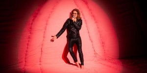 Beitragsbild des Blogbeitrags „Bulletproof“ im Theater Drachengasse: Amandas Reise durch das „Vulvaland“