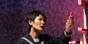 Beitragsbild des Blogbeitrags Theater Arche: Kontemplation in der Puppenküche, Klaustrophobie hinter dem Vorhang