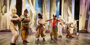 Beitragsbild des Blogbeitrags Serapions Ensemble im Odeon Theater: Bildgewaltiges Bewegungstheater mit Sogwirkung