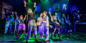 Beitragsbild des Blogbeitrags Ohrwürmer und Konfettiregen: „Rocky Horror Show“ als Musical-Party im MQ Wien