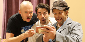 Beitragsbild des Blogbeitrags „Das Bärtchen“ im Theater Center Forum: Eine missglückte Rasur und viele Vorurteile