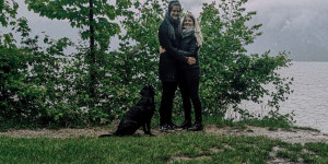Beitragsbild des Blogbeitrags Neue Beziehung: So akzeptiert euer Hund den neuen Partner