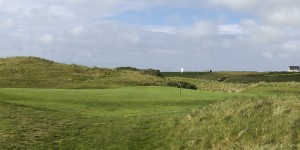 Beitragsbild des Blogbeitrags Irland, Teil 1: Carne Golf Links – am Ende der Welt, vor dem Friedhof rechts