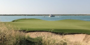 Beitragsbild des Blogbeitrags Winter in Abu Dhabi, Teil 3: Yas Links – Linksgolf zwischen Ferrari World, Lagune und (leider) Baustellen