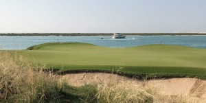 Beitragsbild des Blogbeitrags Winter in Abu Dhabi, Teil 3: Yas Links – Linksgolf zwischen Ferrari World, Lagune und (leider) Baustellen 