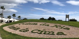 Beitragsbild des Blogbeitrags Portugal – Quinta da Ria/Quinta de Cima: spielen zwischen Bergen und Meer, unter Palmen und Johannisbrotbäumen