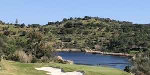 Beitragsbild des Blogbeitrags Portugal – Monte Rei Golf Club: very british, königlich teuer, aber jeden Cent wert