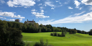 Beitragsbild des Blogbeitrags GC Gut Freiberg: Wie ich in der grünen Steiermark einen neuen Lieblings-Platz entdeckte