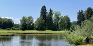 Beitragsbild des Blogbeitrags GC Moosburg: Naturnahes Golfen in völliger Ruhe, entspannt auch für höhere Handicaps
