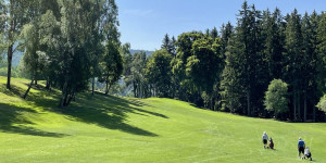 Beitragsbild des Blogbeitrags Südtirol – GC Petersberg: Waldplatz mit jeder Menge Doglegs und viel frischer Höhenluft 