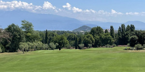 Beitragsbild des Blogbeitrags Gardasee – Gardagolf Country Club: stolzer Parklandkurs mit Oliven, Zypressen und zeitweiligem Seeblick