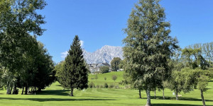 Beitragsbild des Blogbeitrags GC Schloss Pichlarn: A zache Partie mit schönem Schloss- und Bergblick