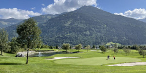 Beitragsbild des Blogbeitrags GC Zillertal-Uderns: junger Tiroler ohne große Ecken und Kanten mit schönem Bergpanorama 