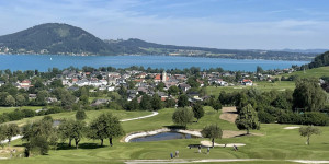 Beitragsbild des Blogbeitrags Atterseegolf Club Weyregg: äußerst kreative 9-Loch, dafür mit herrlichem Seeblick und Glockenläuten