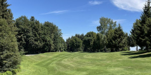 Beitragsbild des Blogbeitrags GC Sonnberg Kobernausserwald: Wie man im Innviertel vergnüglich auf die schiefe Bahn gerät