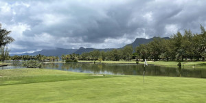 Beitragsbild des Blogbeitrags Mauritius – Paradis Golf Club: Meer, Lagune, (Bunker)Sand, Berg und Palmen … so geht paradiesisch Golfen 