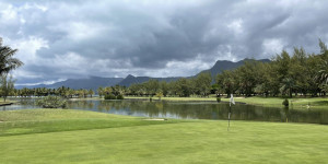Beitragsbild des Blogbeitrags Mauritius – Paradis Golf Club: Meer, Lagune, (Bunker)Sand, Berg und Palmen … so geht paradiesisch Golfen